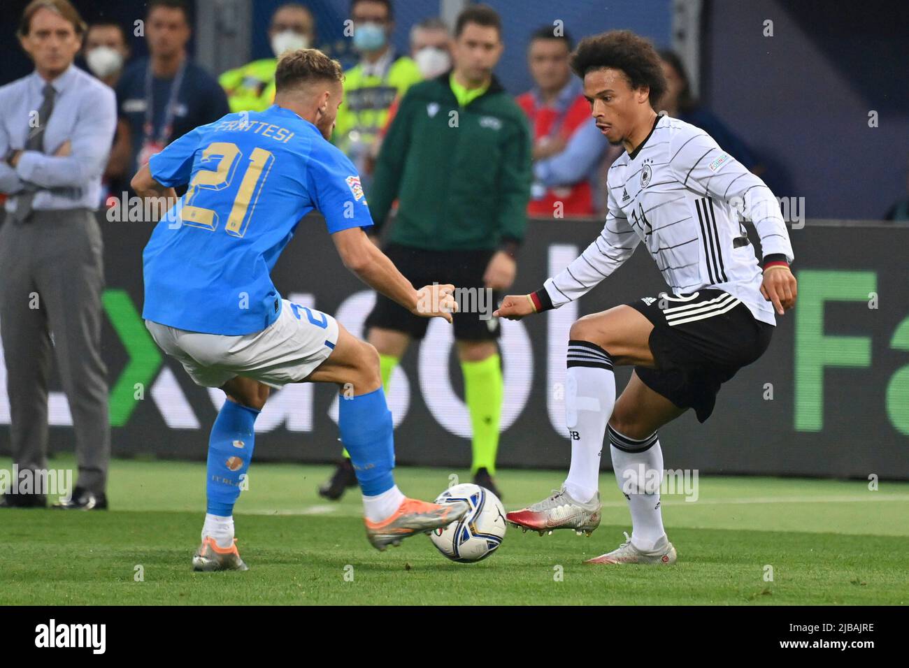 Bologne, Italien. 04.. Juni 2022. Leroy SANE (GER), Action, Duelle gegen Davide FRATESI (ITA). Fußball UEFA Nations League, Gruppenphase 1.Spieltag Italien (ITA) - Deutschland (GER), am 4.. Juni 2022, Renato Dall `Ara Stadium Bologna Credit: dpa/Alamy Live News Stockfoto